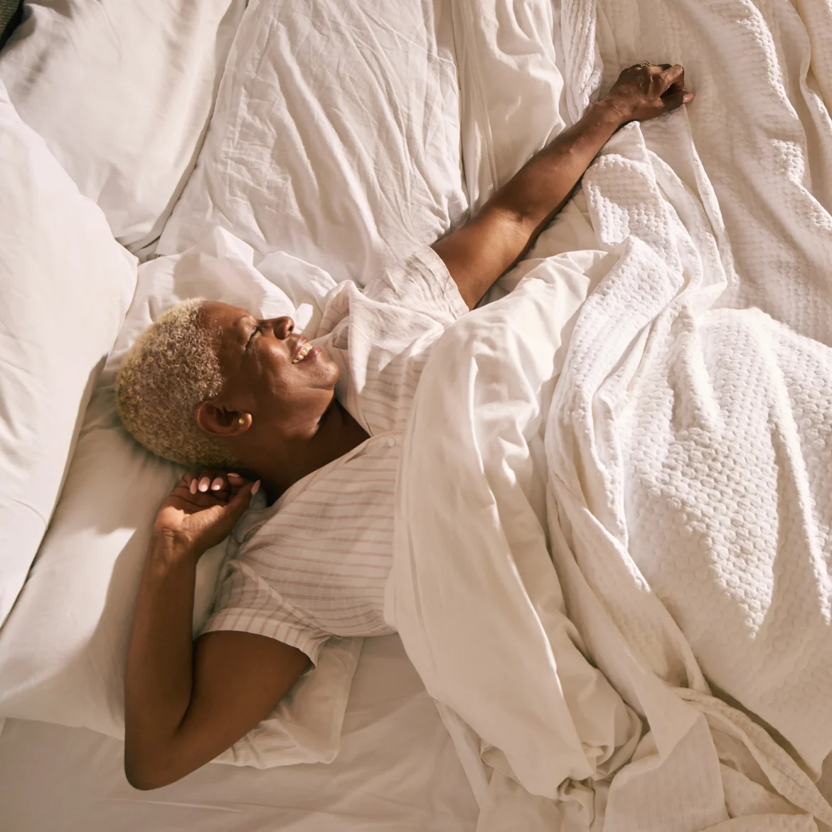 vrouw vrolijk in bed
