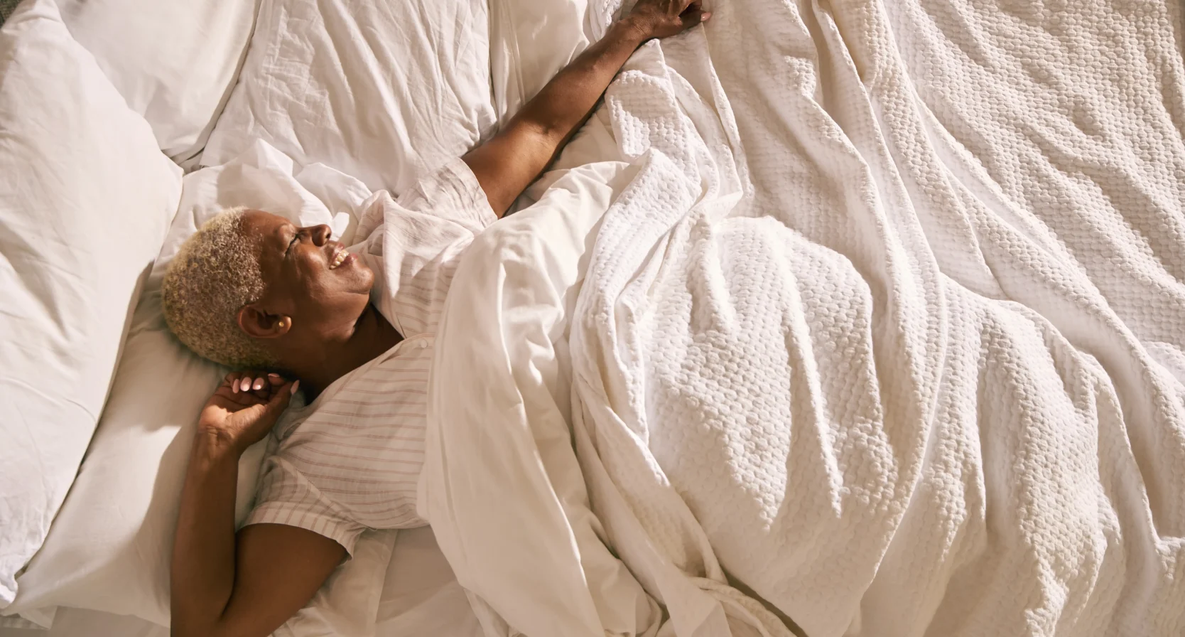 vrouw vrolijk in bed
