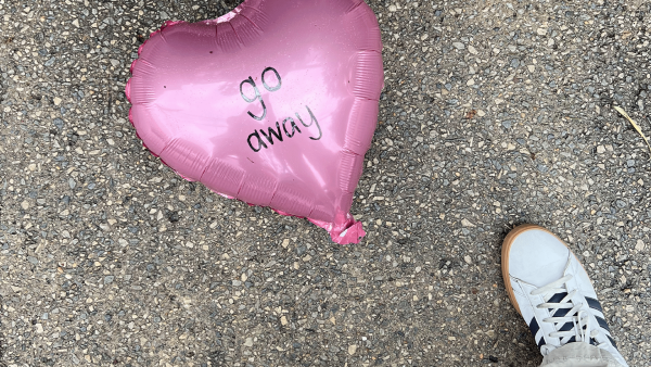 Ballon met 'go away'