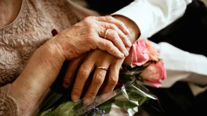 Thumbnail voor Na veertig jaar bezegelen Leida (98) en Date (78) hun liefde: 'Lijkt net alsof we getrouwd zijn'