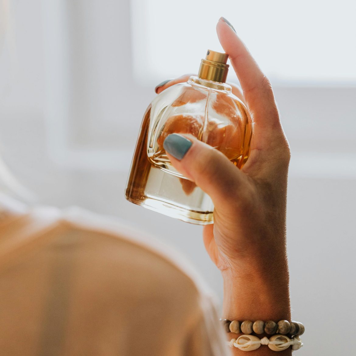 Vrouw met flesje parfum | goedkope parfums