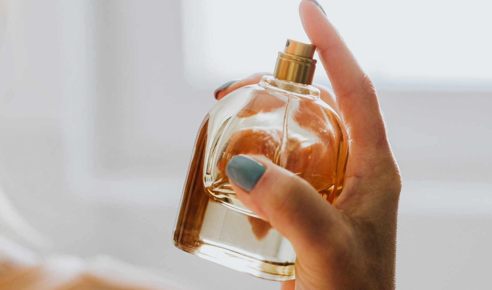 Vrouw met flesje parfum | goedkope parfums