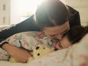 Thumbnail voor De juf van Tessa weet niet wat ze hoort: 'Buurman mocht bij mama in bed slapen'