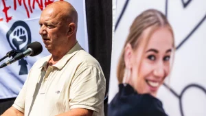 Thumbnail voor Foto van femicide-slachtoffer Sanne beklad in Arnhem: 'Voor ons is het een trap na'