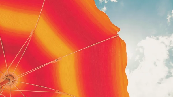 Warm in augustus, illustratief beeld van een parasol
