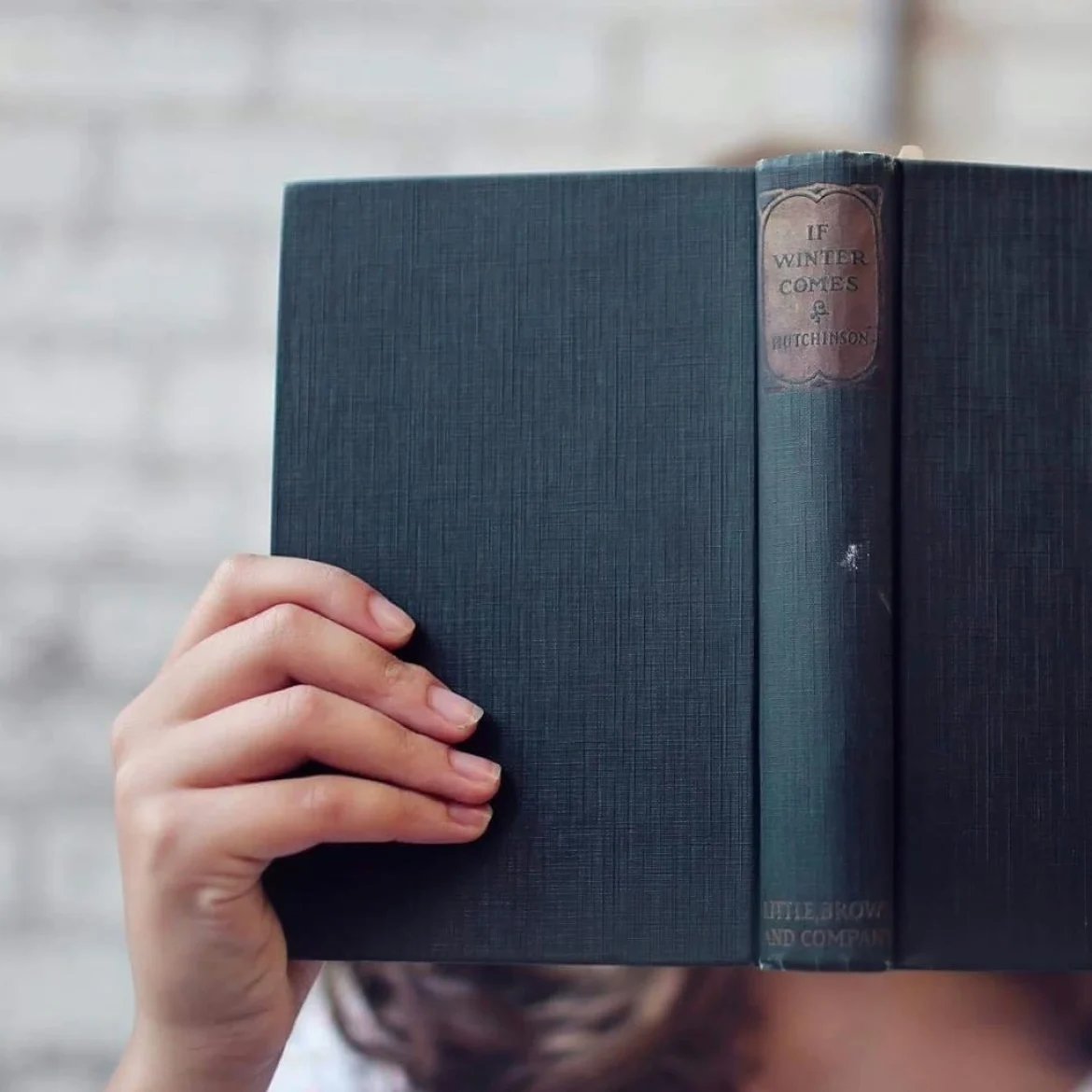 Bibliotheekboek in handen vrouw
