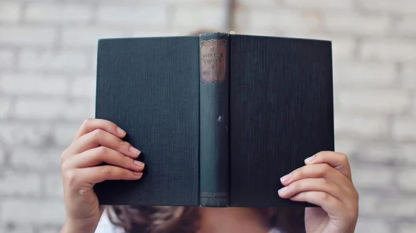Bibliotheekboek in handen vrouw