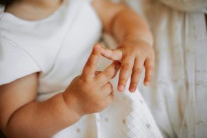 Thumbnail voor Baby van elf maanden in coma door drugs, ouders en oma gearresteerd