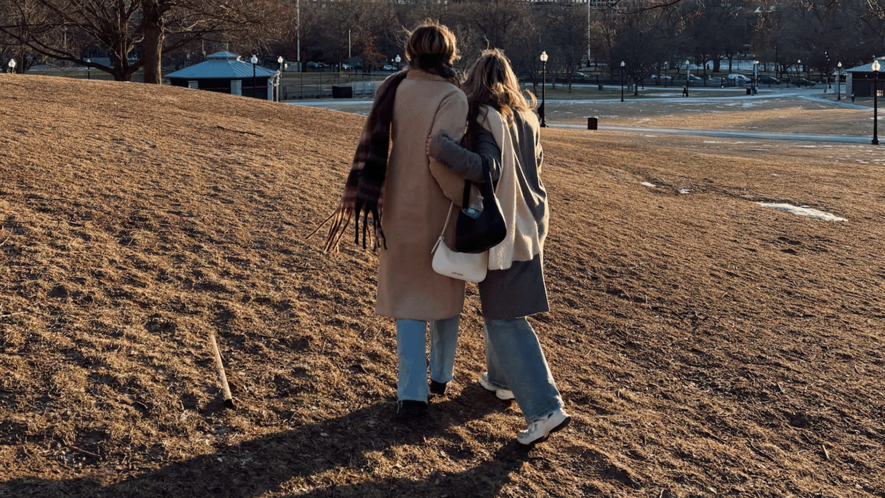 Vriendinnen op het strand