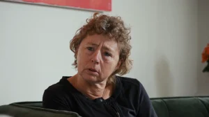 Thumbnail voor Moeder doodgeschopte Carlo Heuvelman in docu ‘Mallorca: de nacht en de nasleep’: ‘Het is te moeilijk’