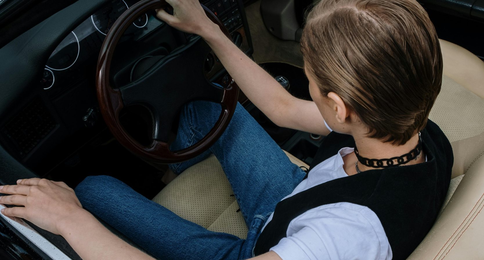 vrouw rijdt in een auto