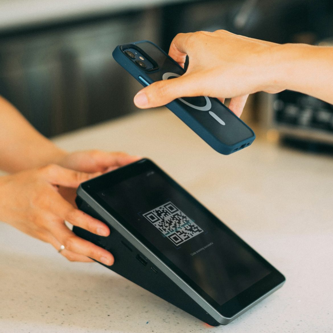 Telefoon die QR-code scant, over veiligheid van QR-codes