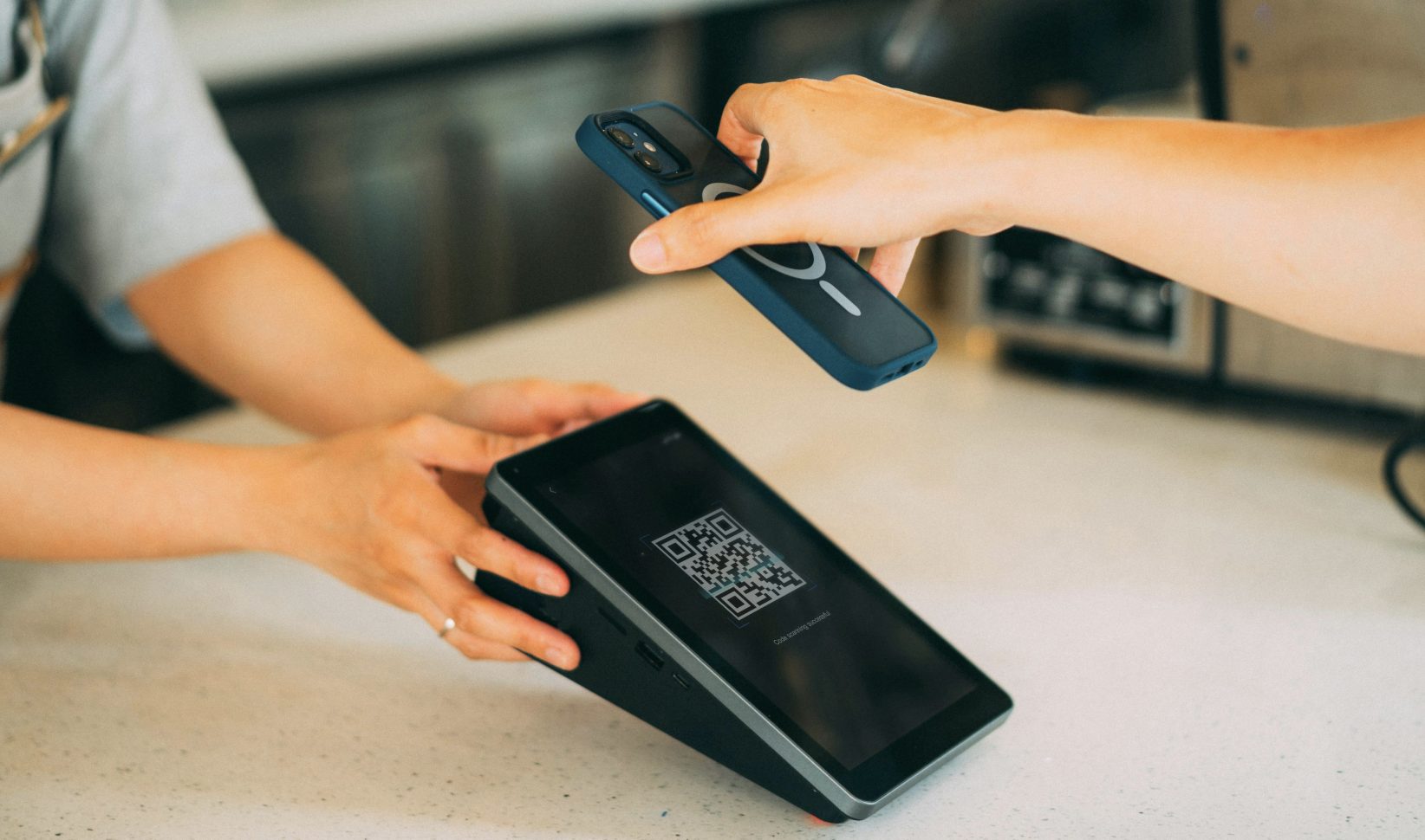 Telefoon die QR-code scant, over veiligheid van QR-codes