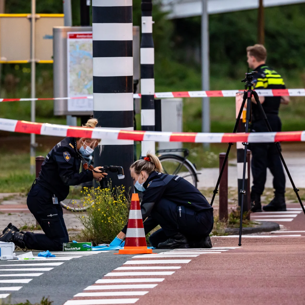 Meisje van 17 dood aangetroffen in een berm langs het water bij Duivendrecht