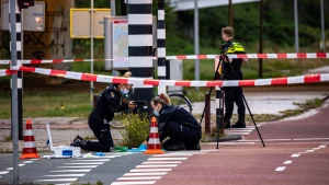 Thumbnail voor Meisje van 17 dood aangetroffen in een berm langs het water bij Duivendrecht