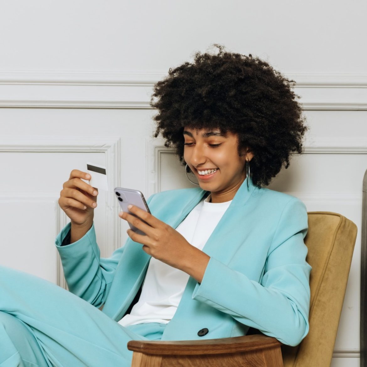Vrouw met betaalpas in hand loonsverhoging