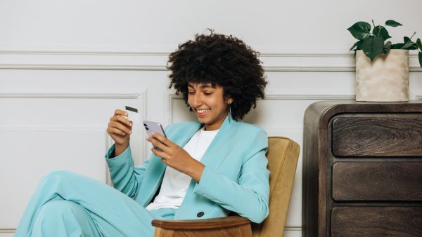 Vrouw met betaalpas in hand loonsverhoging
