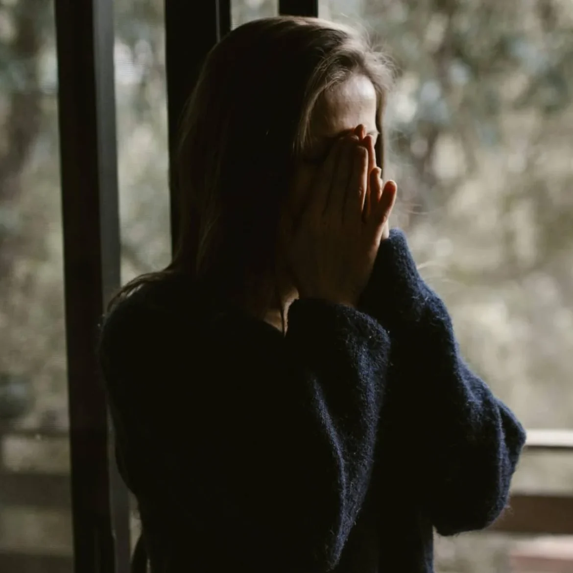 Vrouw met handen voor gezicht | Erfenis vader