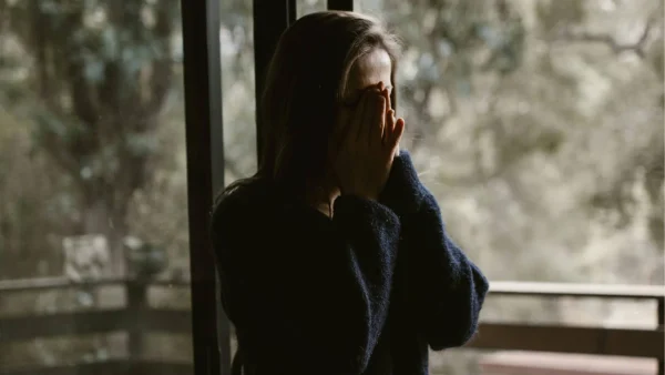 Vrouw met handen voor gezicht | Erfenis vader