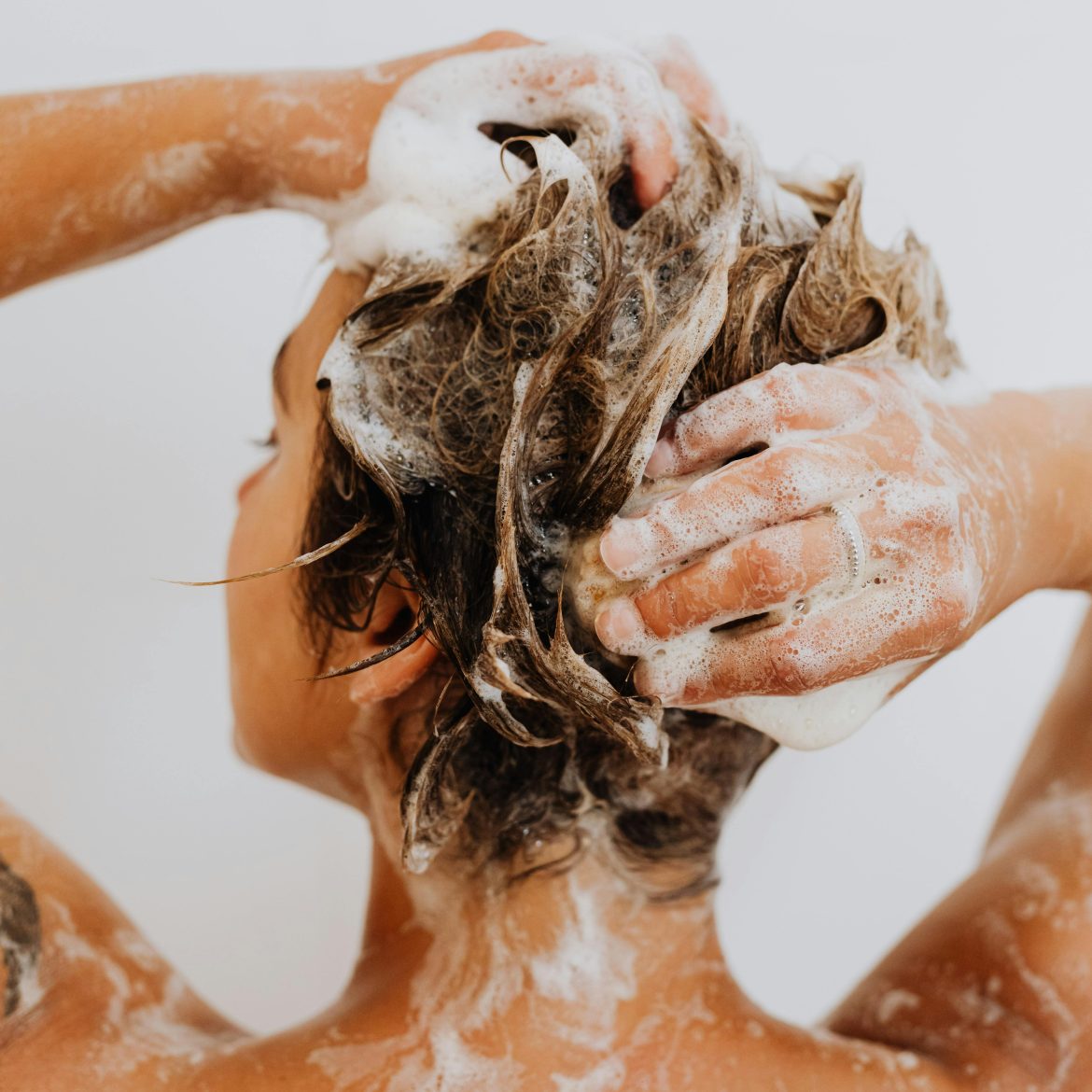 vrouw haren wassen shampoo