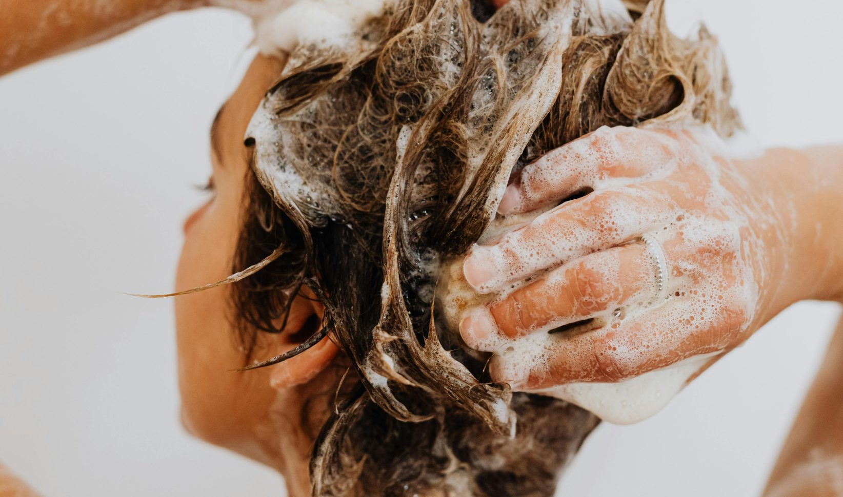 vrouw haren wassen shampoo