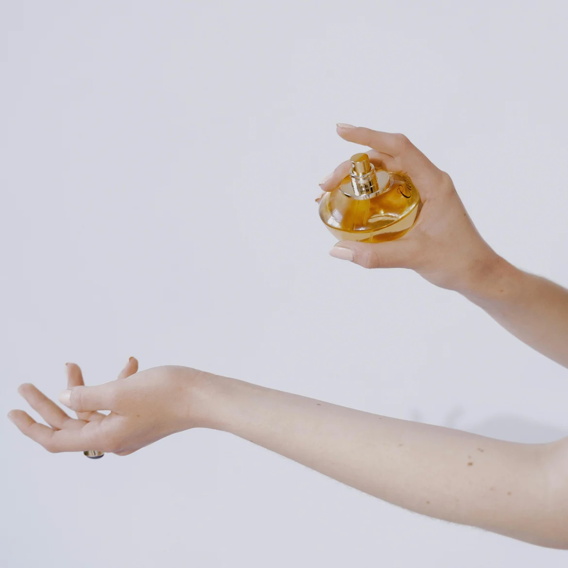 Vrouw sprayt parfum op zonder alcohol