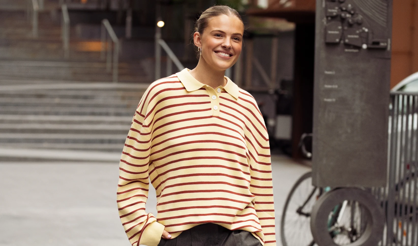 Vrouw draagt poloshirt
