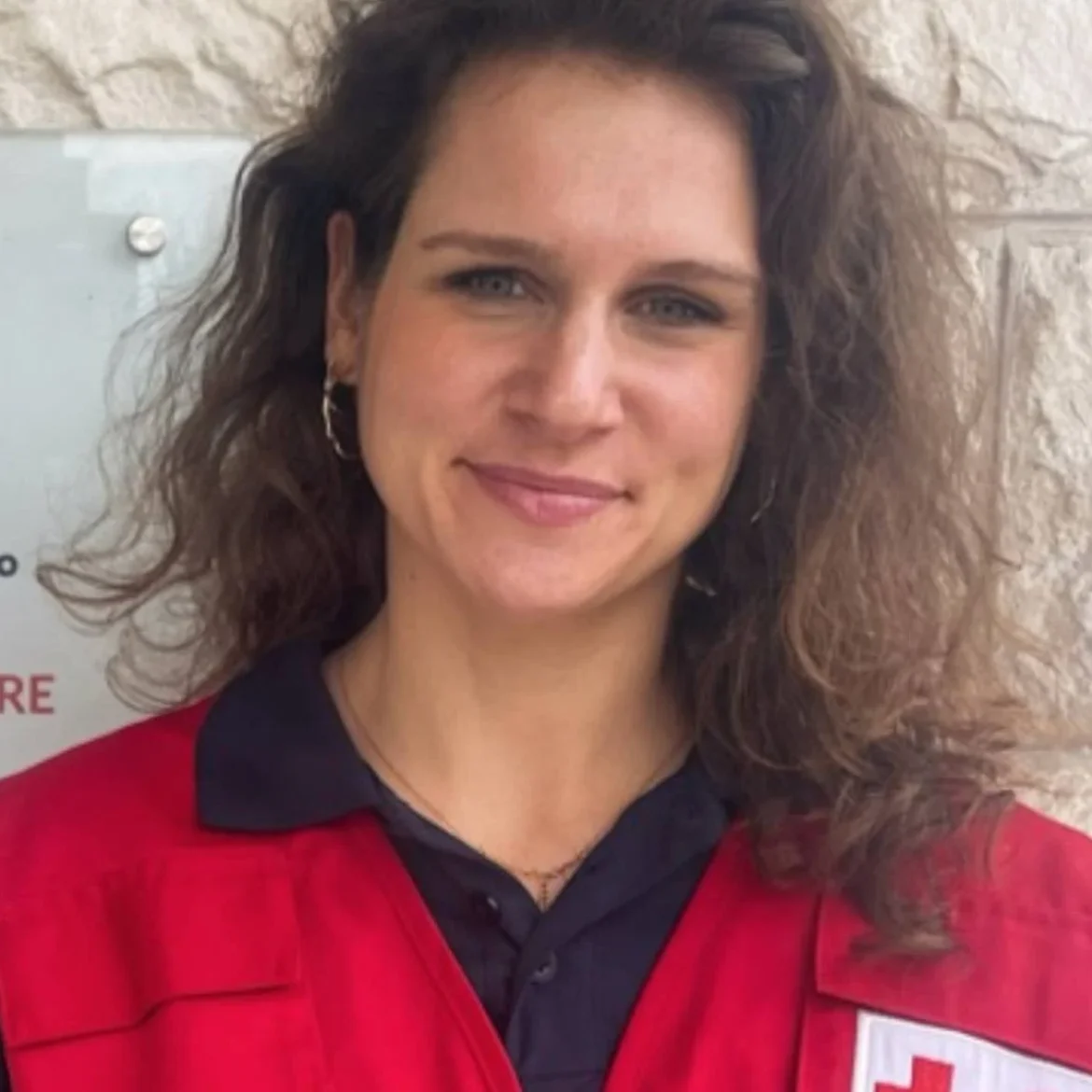Nicole van Batenburg voor het Rode Kruis in Afghanistan