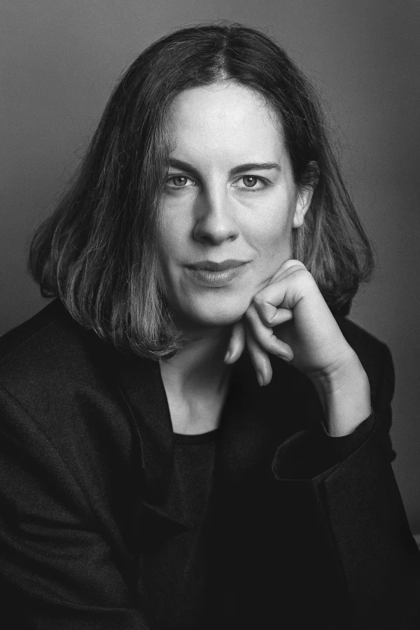 Malu de Bont portret. Ze schreef een boek over de kloof over mensen met ouders met vermogen of niet.