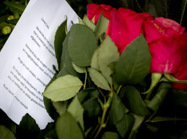 rozen op de plek in Duivendrecht waar Lisa is vermoord | boodschap laat vrouwen veilig thuiskomen