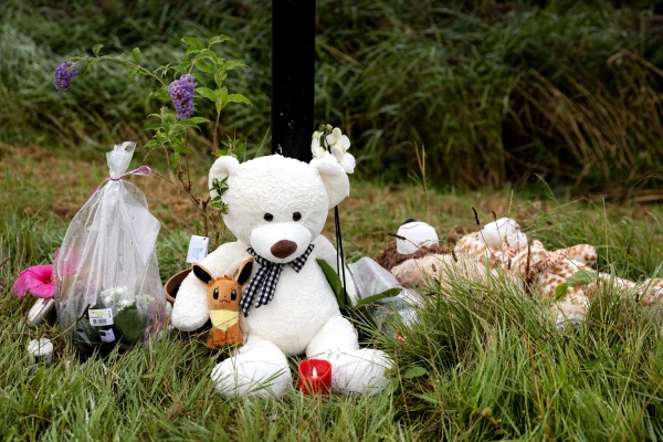 Knuffels langs de weg in Duivendrecht voor de vermoorde Lisa | Abcoude past feestweek aan