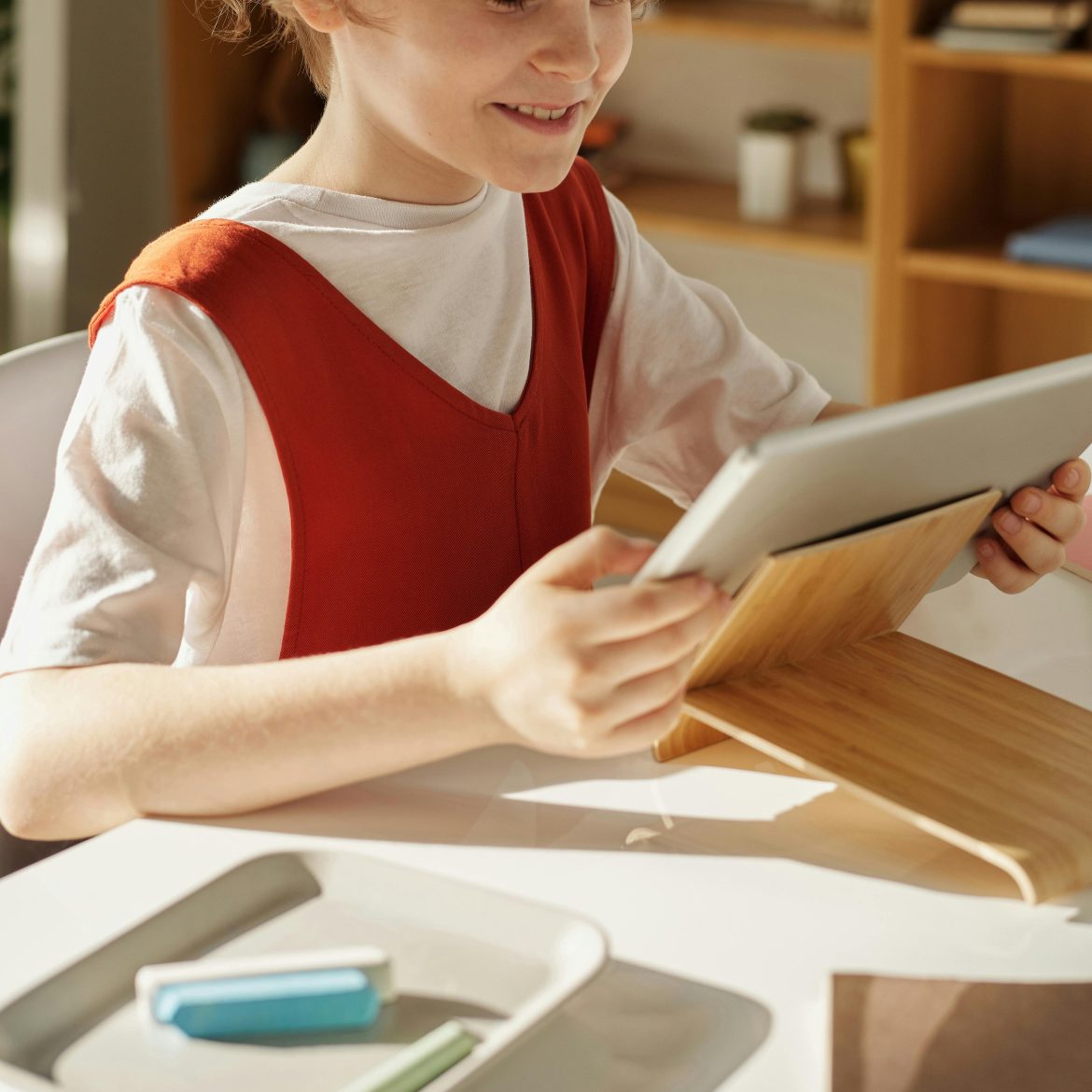 kind achter een ipad