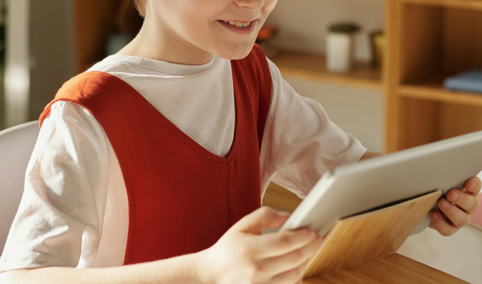 kind achter een ipad