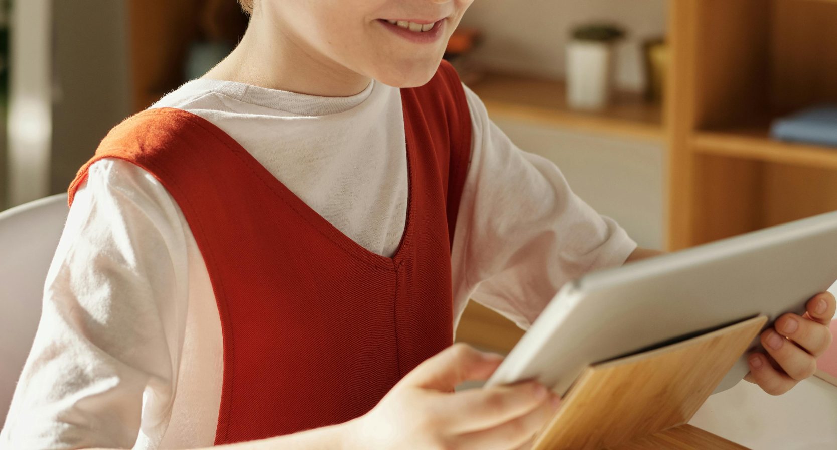 kind achter een ipad