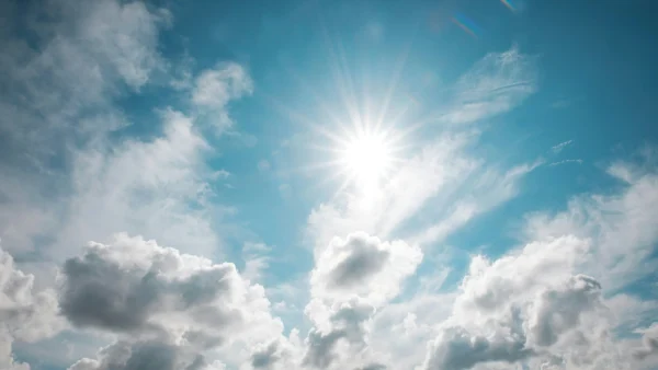 Zon met bewolking