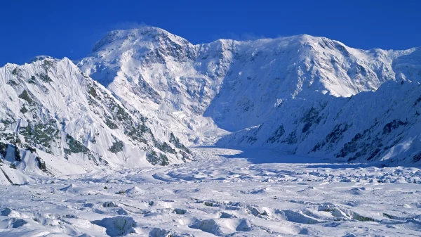 Pik Pobeda, bergtop in Centraal Azië - alpiniste kan niet meer gered worden