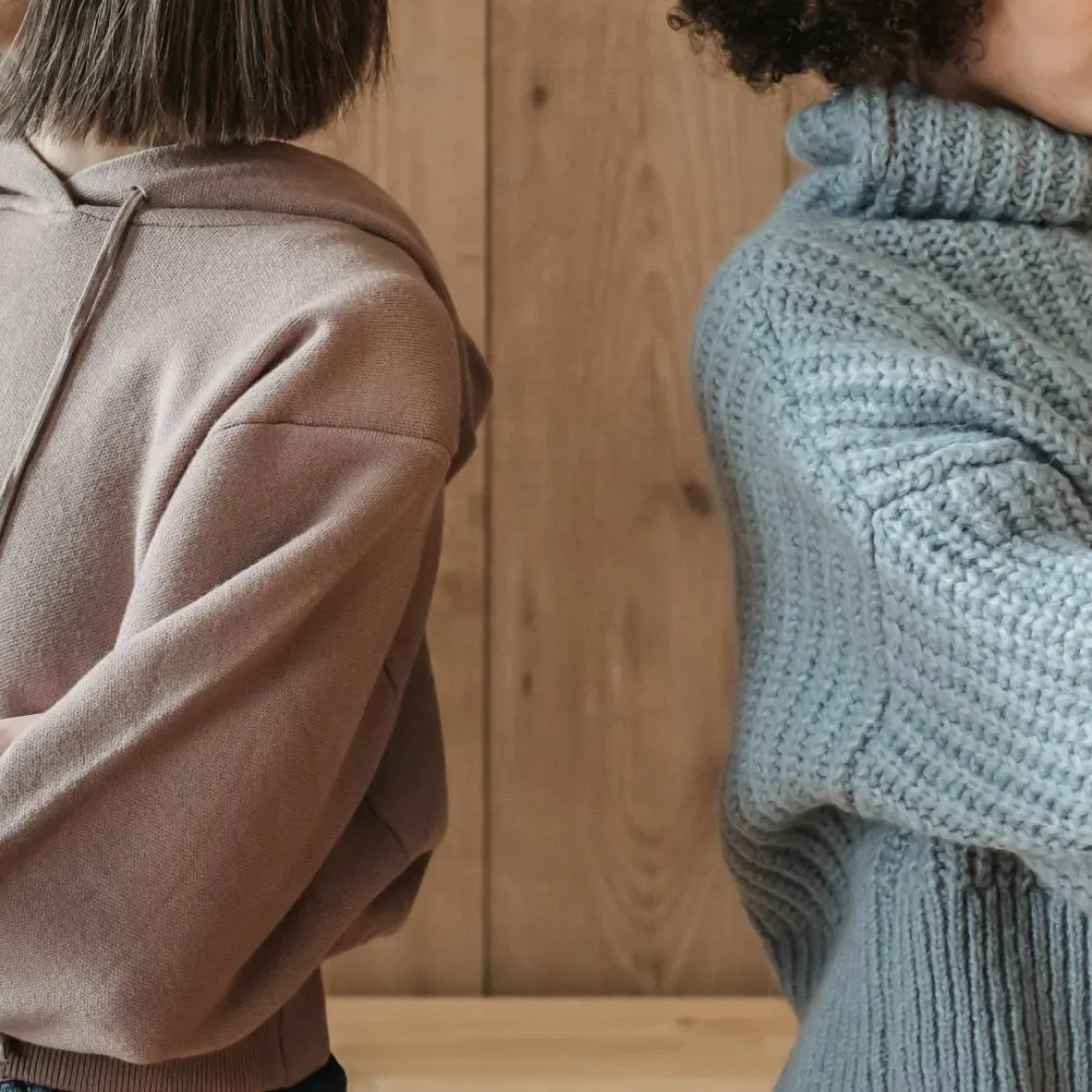 Vrouwen met rug naar elkaar toe | twintig jaar strijd erfenis