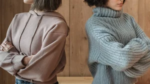 Vrouwen met rug naar elkaar toe | twintig jaar strijd erfenis
