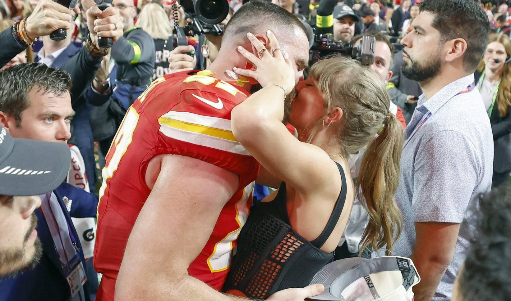 Taylor Swift is verloofd met Travis Kelce (en de foto's wil je zien)