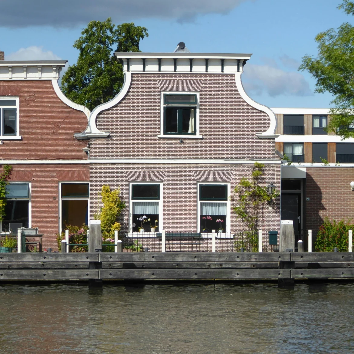 72-jarige vrouw uit Assen dood gevonden in kanaal, man opgepakt