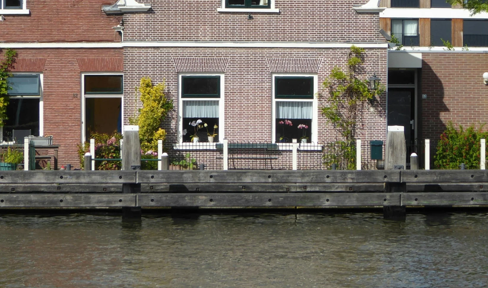 72-jarige vrouw uit Assen dood gevonden in kanaal, man opgepakt