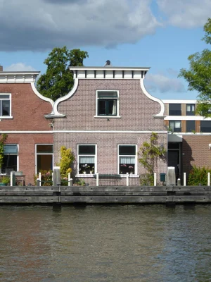 72-jarige vrouw uit Assen dood gevonden in kanaal, man opgepakt