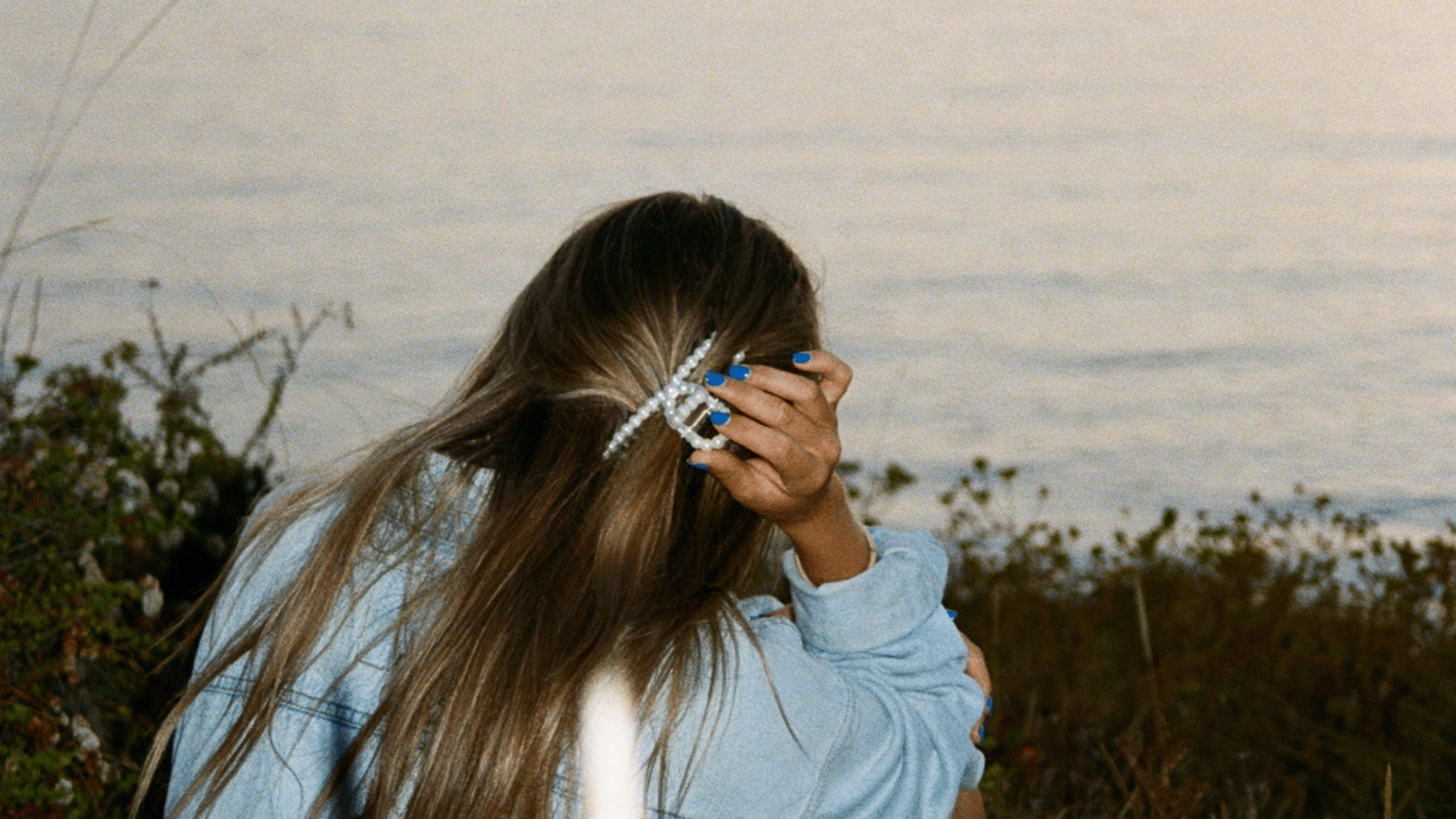 Anoniem meisje dat voor zich uit staart