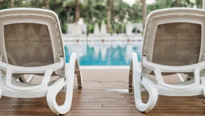 Thumbnail voor Ligbedstrijd op Tenerife: hotelgasten slapen buiten om plek bij het zwembad te reserveren