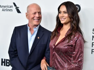 Thumbnail voor Emma Heming, de vrouw van Bruce Willis, geeft update over zijn gezondheid in emotioneel interview