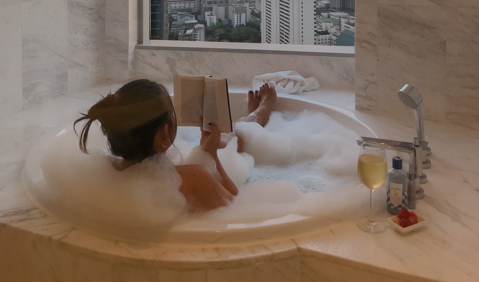 vrouw in bad hotel