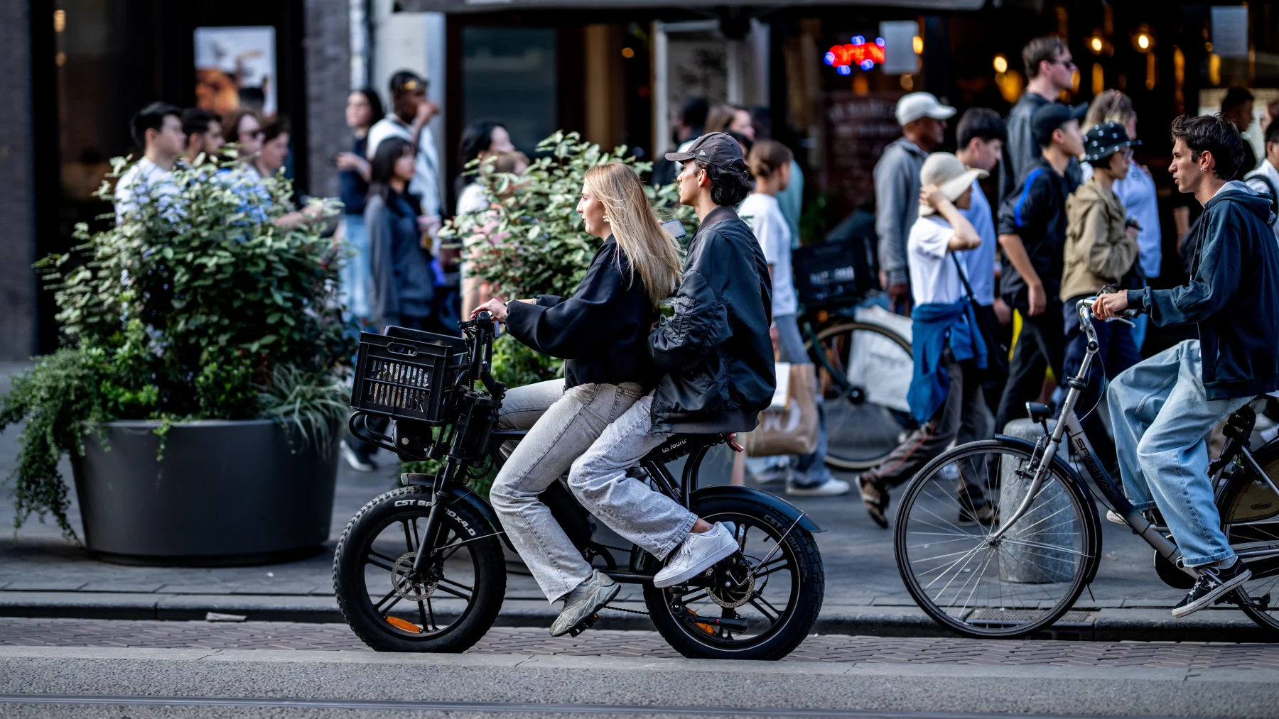 twee tieners op een fatbike | helmplicht elektrische fietsen