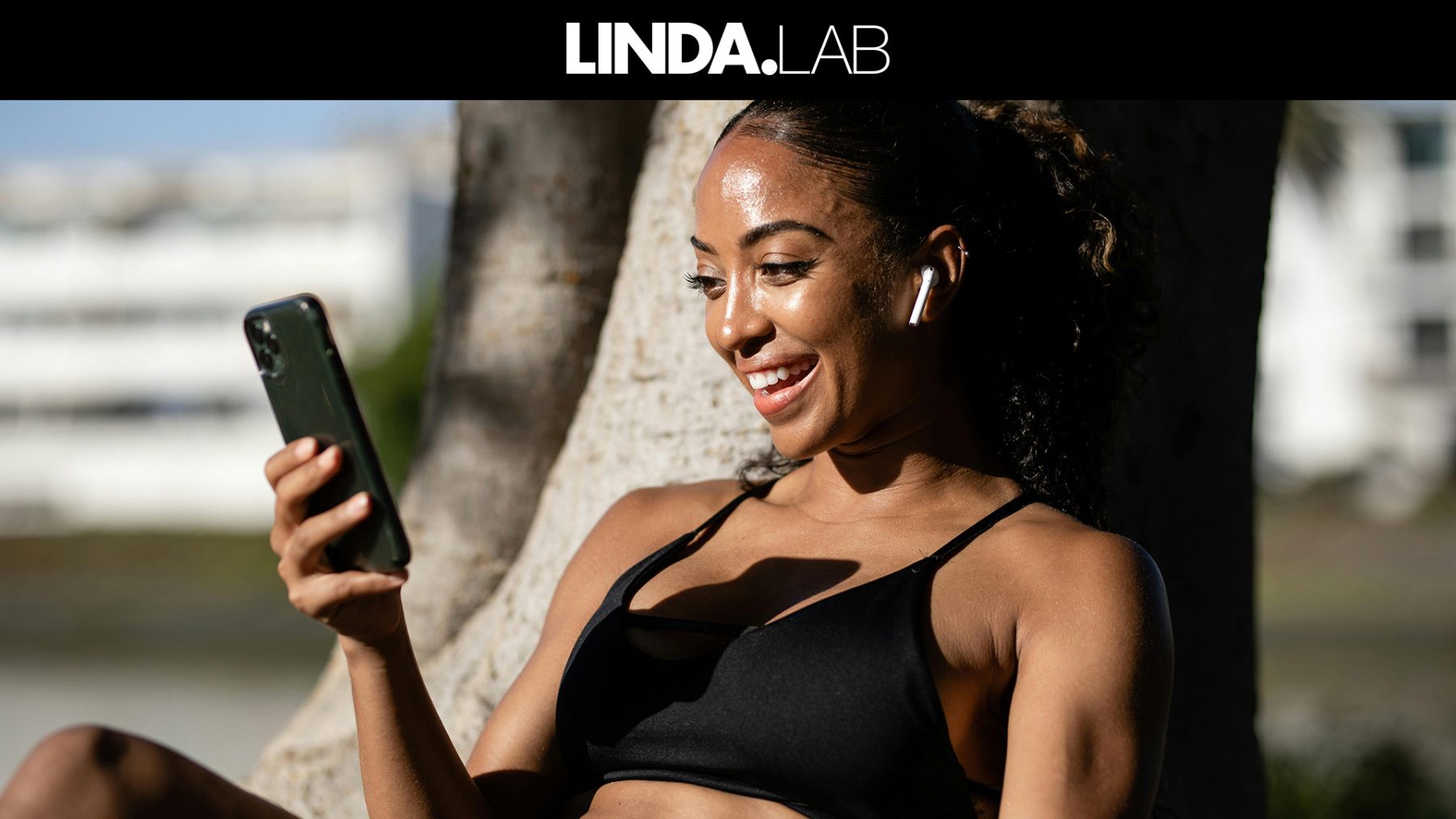 sporten, ai, fitbuddies, vrouw, telefoon, gym