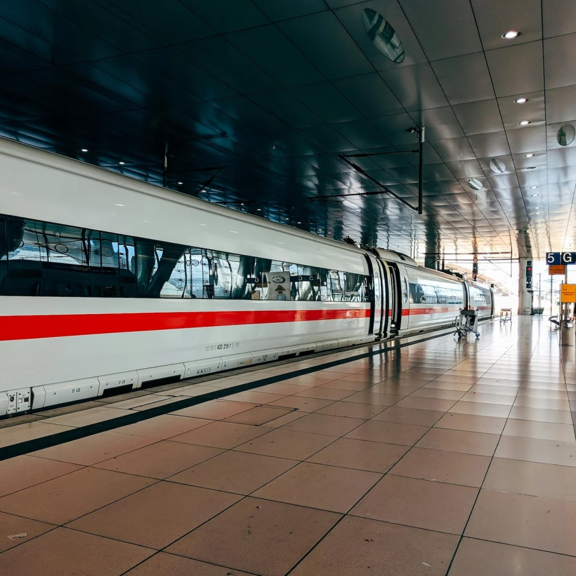 Duits meisje voor trein geduwd en overleden, verdachte opgepakt
