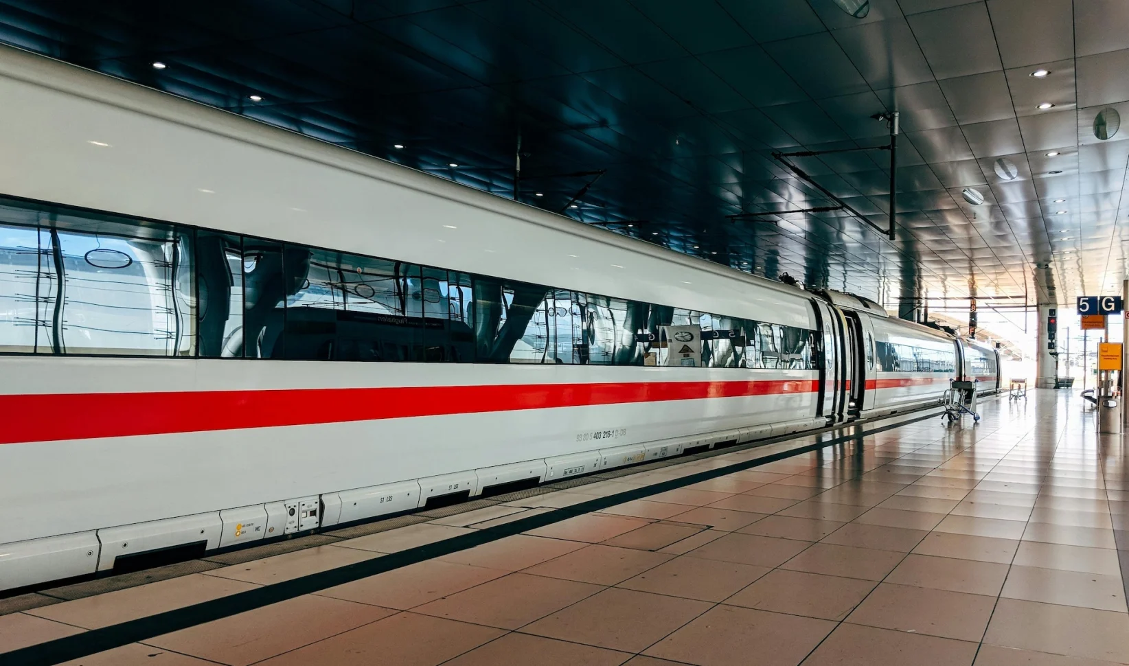 Duits meisje voor trein geduwd en overleden, verdachte opgepakt